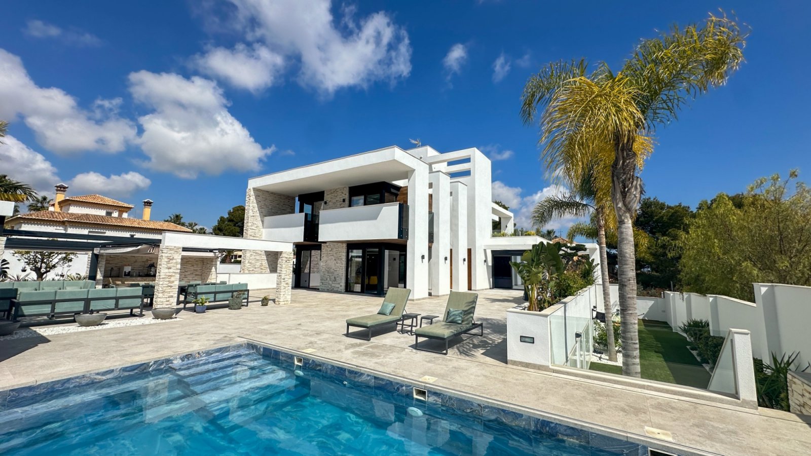Gelegen in einer der privilegiertesten Lagen von Villamartín ist diese außergewöhnliche Designer-Villa ein Ausdruck purer Raffinesse – ein Ort, an de