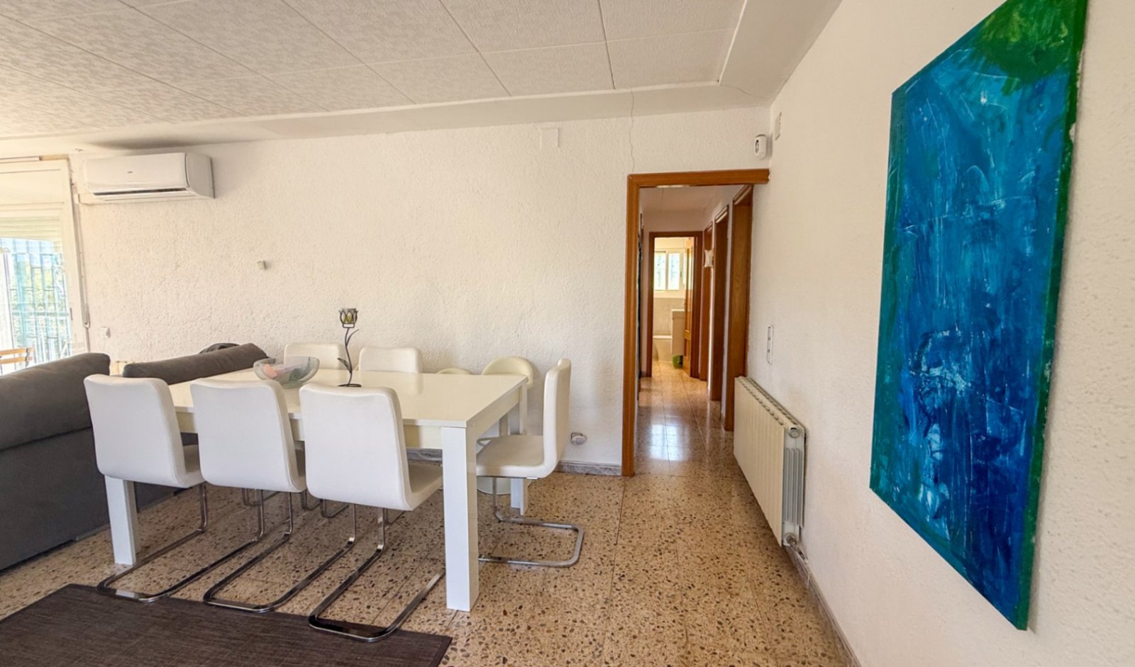Für diejenigen, die es genießen, von Natur umgeben zu leben und gleichzeitig verbunden zu bleiben, bietet dieses Haus in Olivella ein komfortables Gle