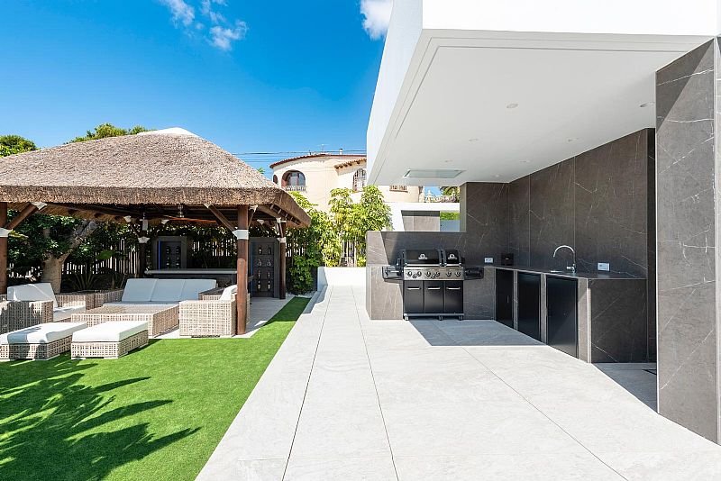 Diese exklusive Villa befindet sich in der schönen Stadt Calpe und bietet eine privilegierte Umgebung nur 1 km vom Meer entfernt. Entworfen für dieje