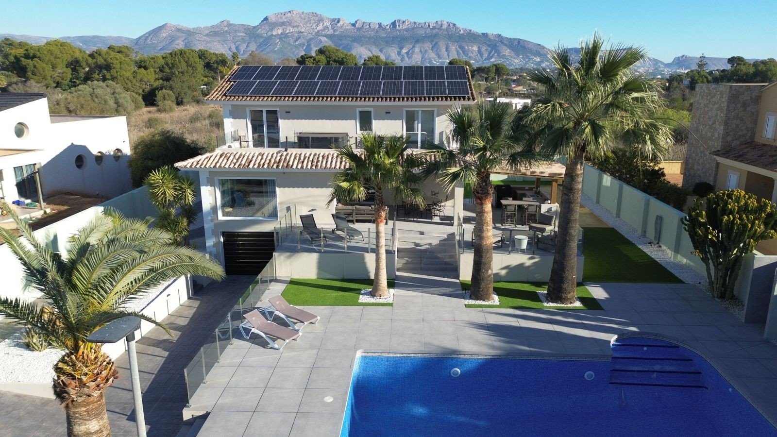   Located in the peaceful and highly sought-after area of Pueblo–Urbanizaciones, Alfaz del Pi, this stunning villa offers the perfect balance of tranq