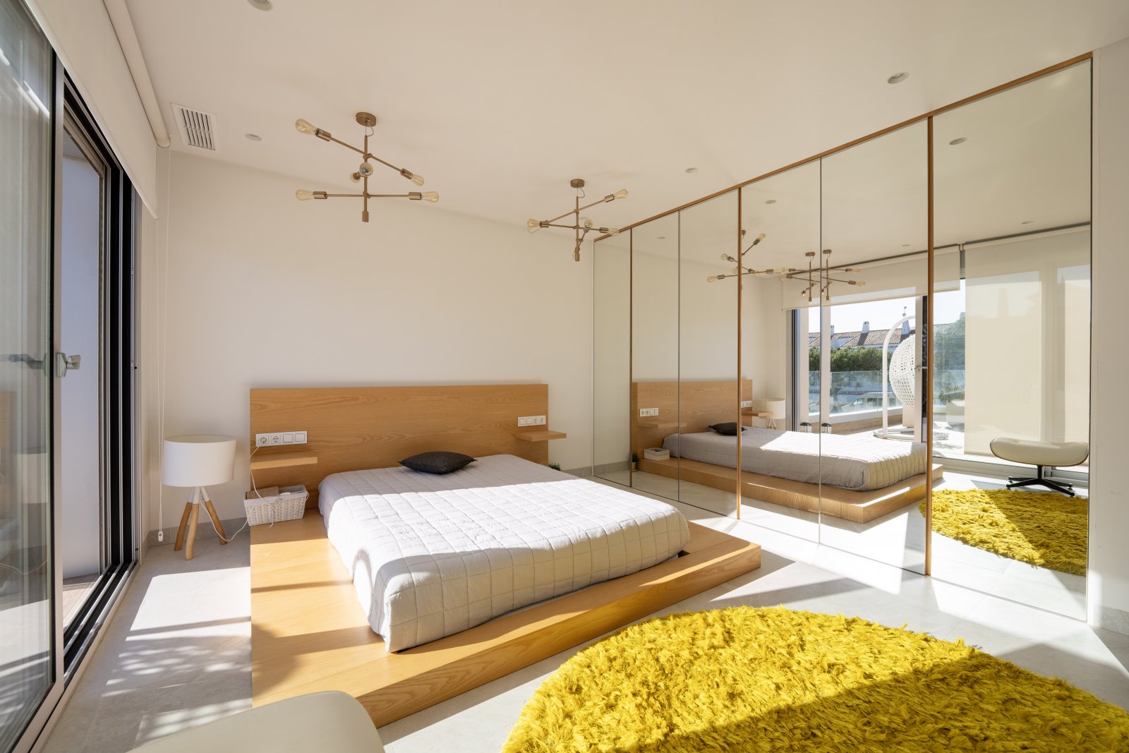 Discover this sumptuous contemporary villa, built in 2019, ideally located less than 200 meters from the sea in one of the most sought-after areas o