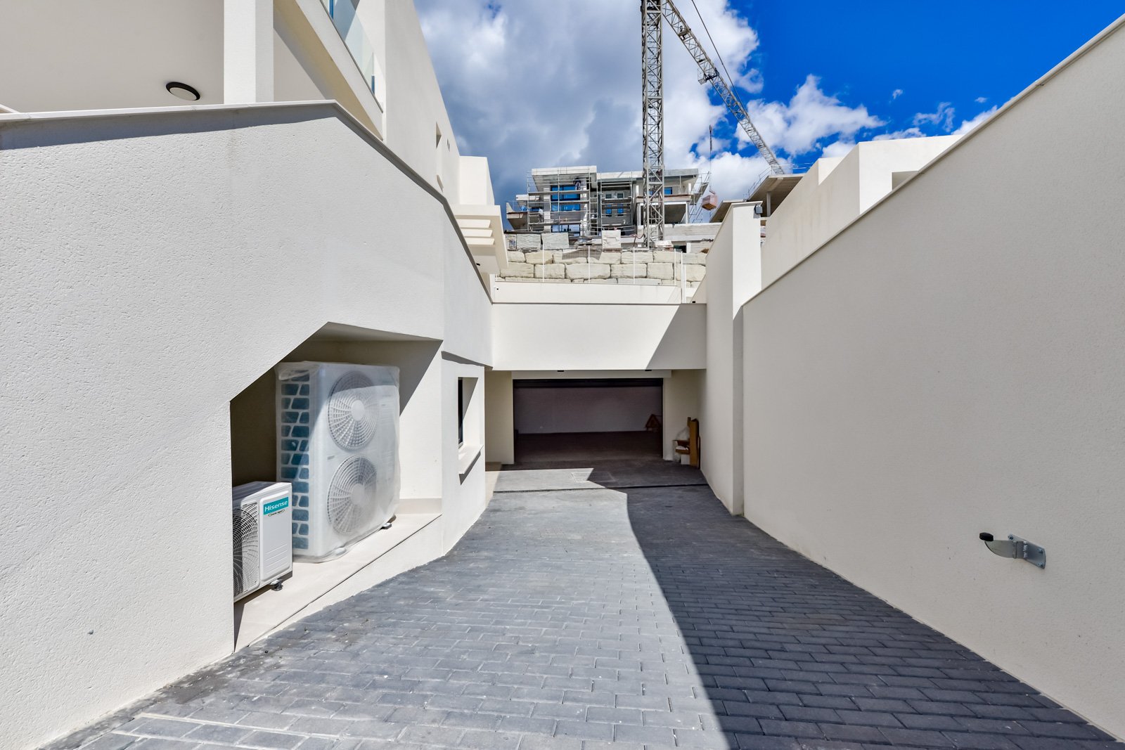 In der charmanten Stadt Finestrat gelegen, bietet diese Villa ein außergewöhnliches Wohnerlebnis. Mit Meerblick befindet sich diese Immobilie nur 5 k