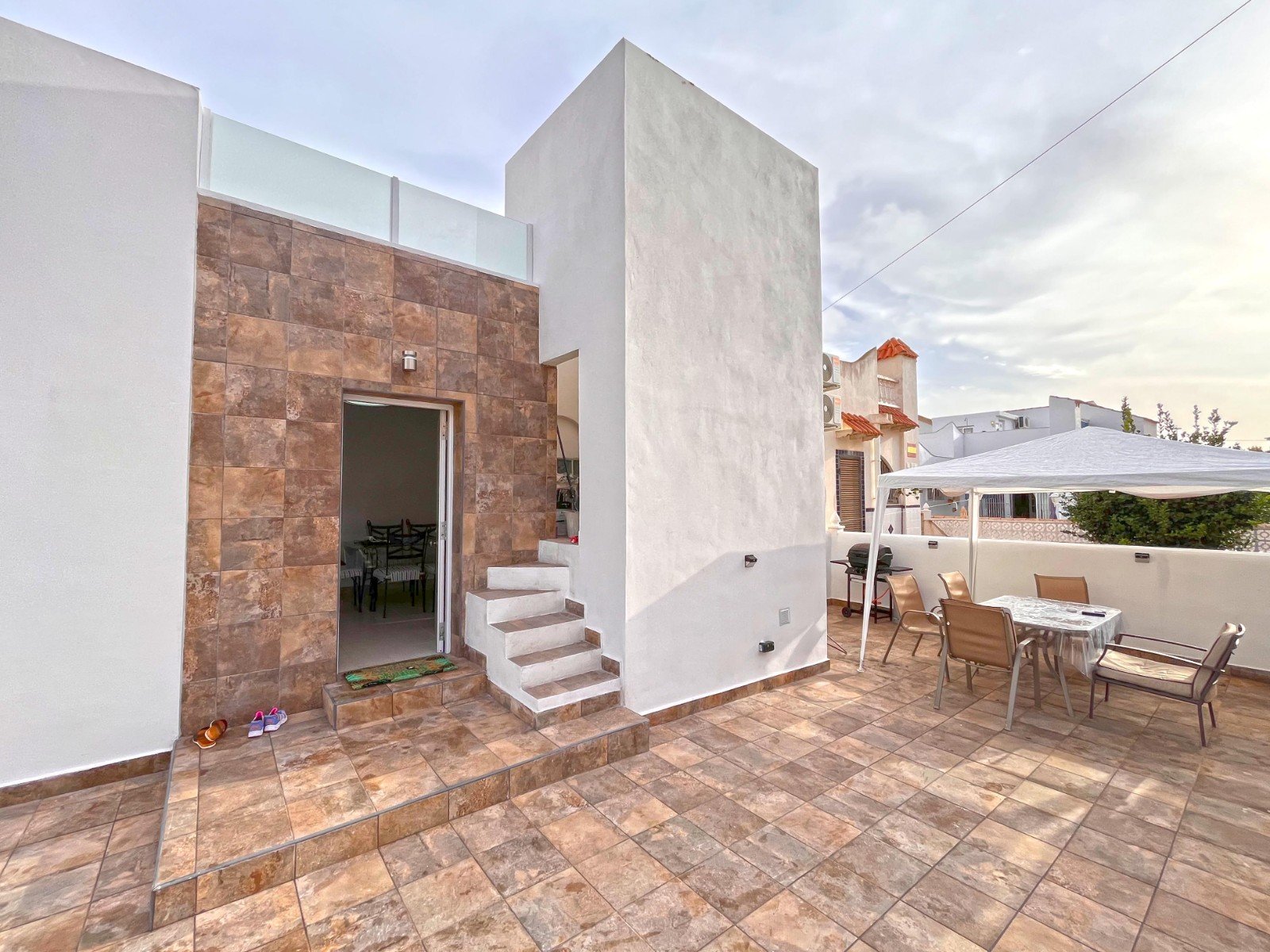 Dieses wunderschön renovierte, einstöckige Haus im Herzen von Playa Flamenca bietet die perfekte Kombination aus modernem Komfort und Außenwohnbereic