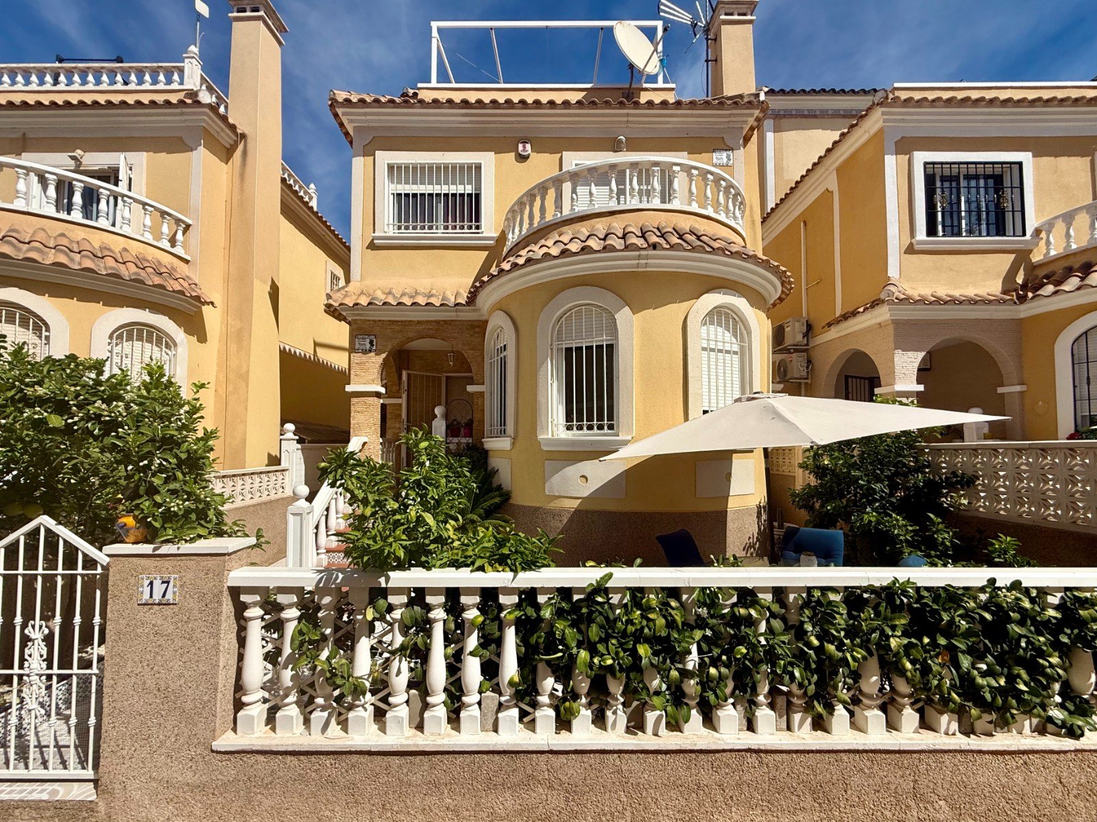 For sale: charming detached villa located in the Costa Dorada III residential complex, in the Las Filipinas area of Villamartín. The property offers