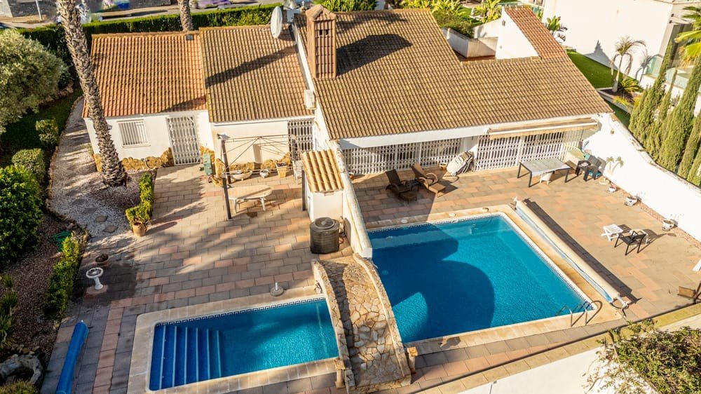 Detached villa on Villamartin Bungalow style villa on a plot of 1.185 m2 with outdoor eating area and large private pool The villa has a built surfa