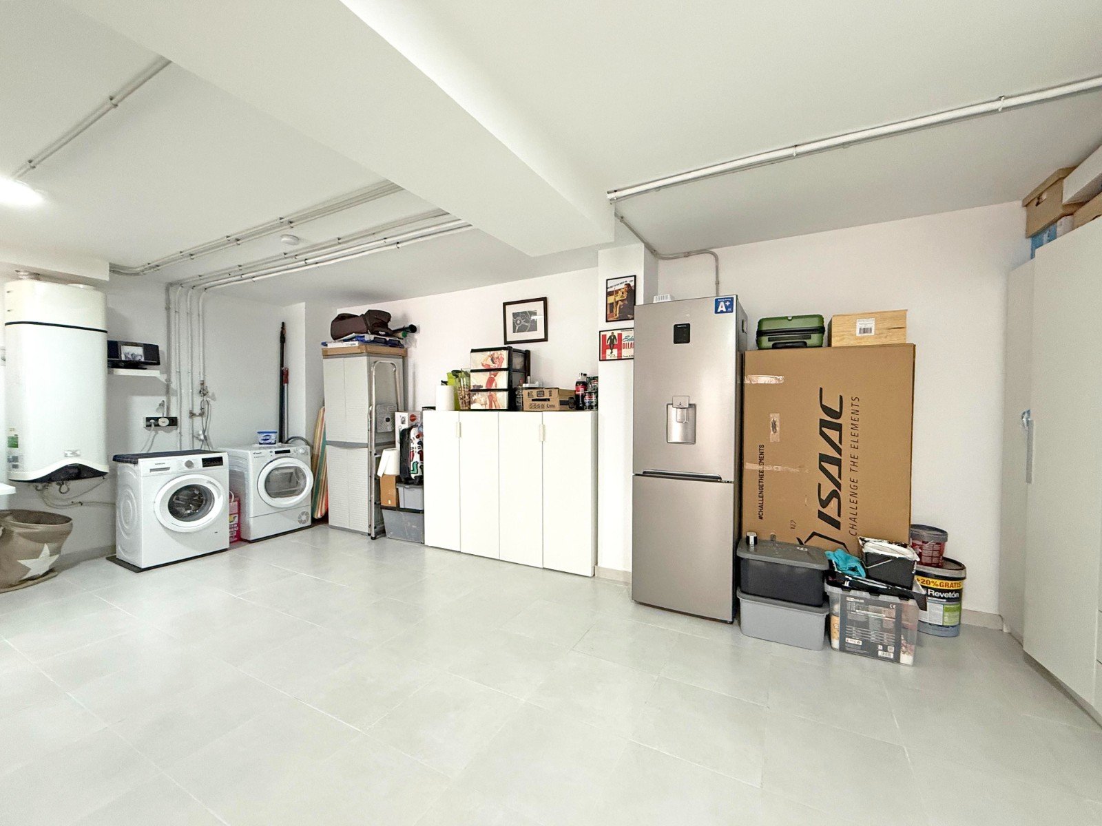 Diese moderne Villa liegt in der begehrten Gegend von Villamartin und bietet eine perfekte Kombination aus Luxus, Komfort und Funktionalität. Das Hau