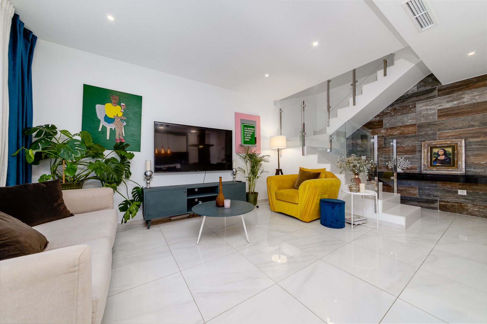 In der begehrten Gegend von Villamartín gelegen, bietet dieses wunderschön präsentierte Triplex-Haus eine außergewöhnliche Kombination aus modernem D