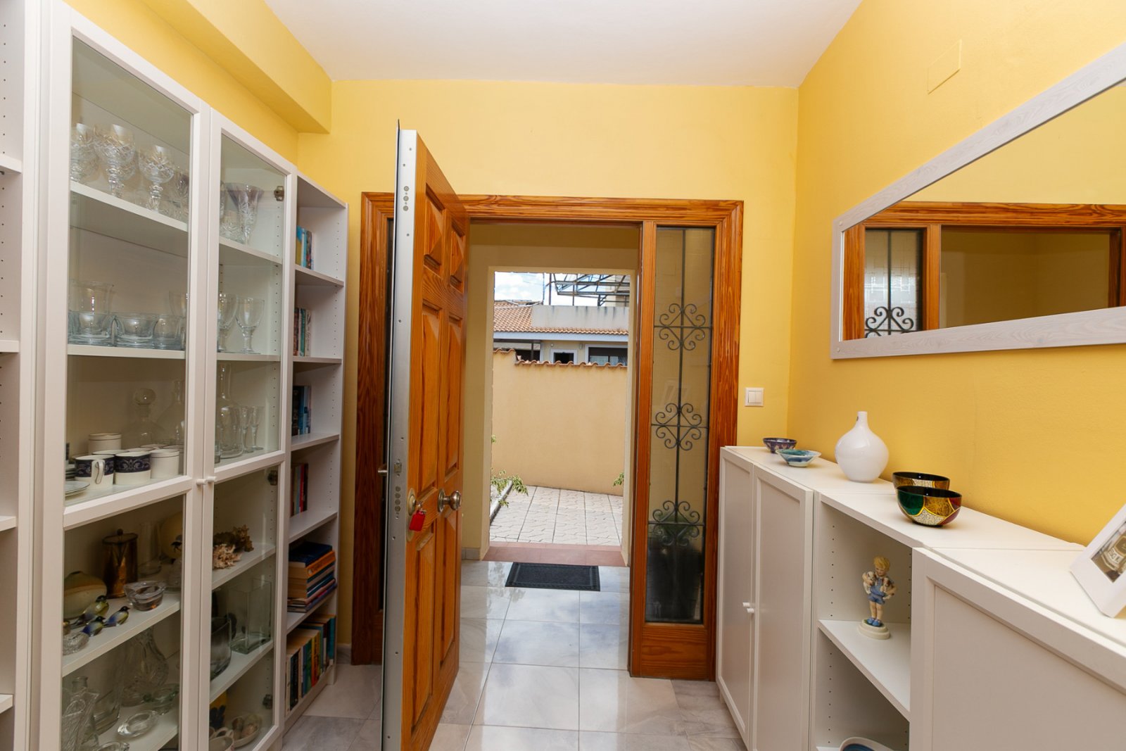 Entdecken Sie diese wunderschöne halb freistehende Villa in der exklusiven Gegend von Los Balcones, Torrevieja. Die Immobilie teilt sich nur eine Sei