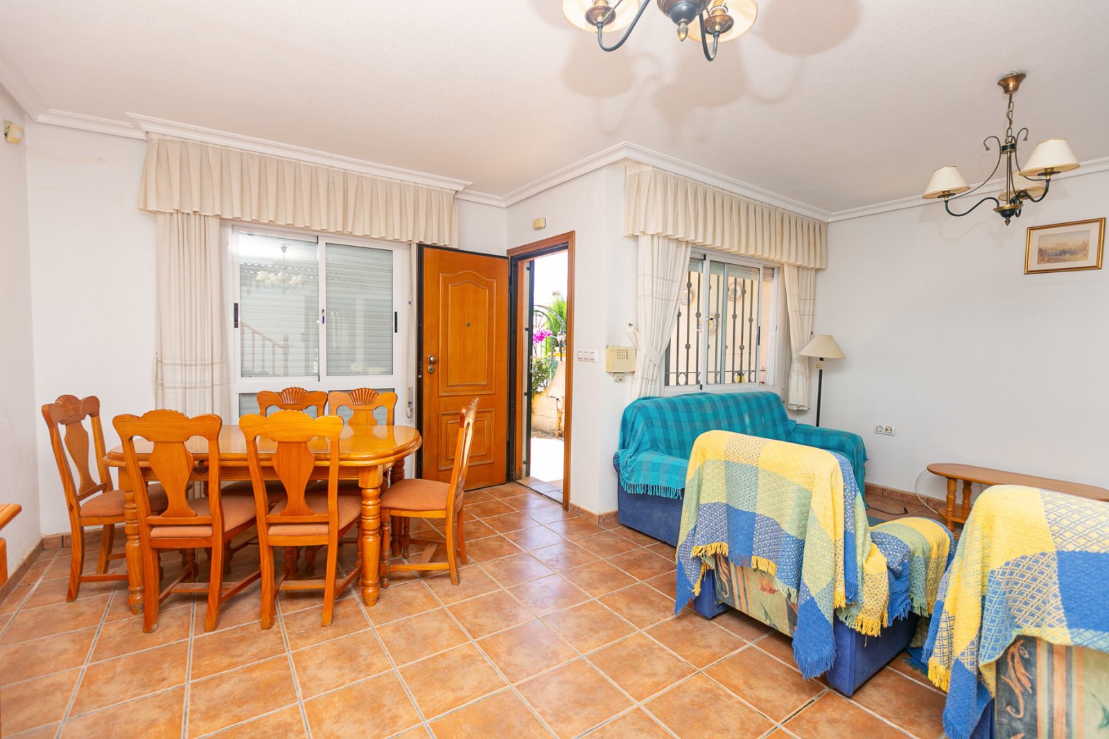 Zum Verkauf steht ein charmantes Reihenhaus in La Zenia innerhalb einer exklusiven geschlossenen Wohnanlage mit Gemeinschaftspool, bestehend aus nur