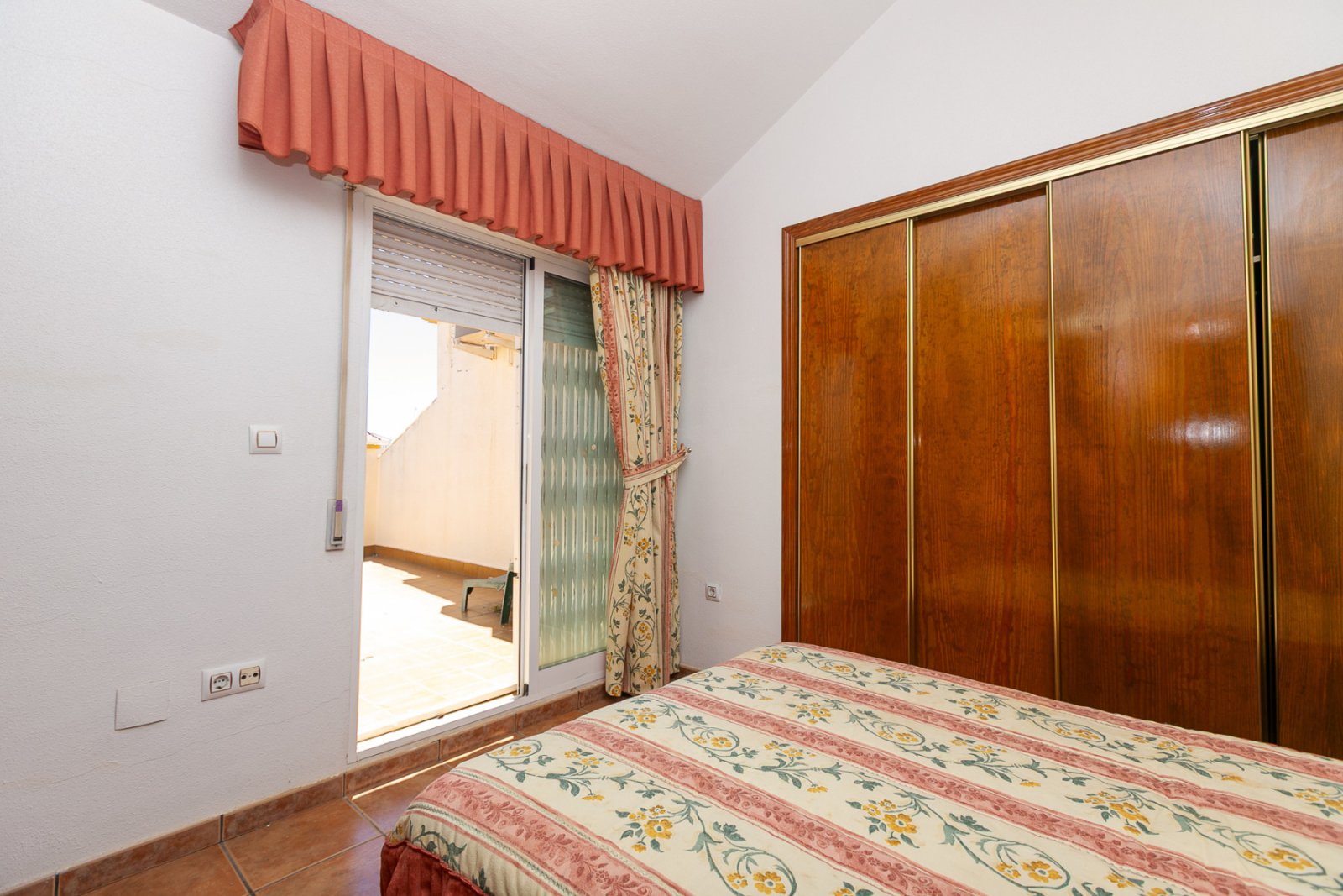 Zum Verkauf steht ein charmantes Reihenhaus in La Zenia innerhalb einer exklusiven geschlossenen Wohnanlage mit Gemeinschaftspool, bestehend aus nur