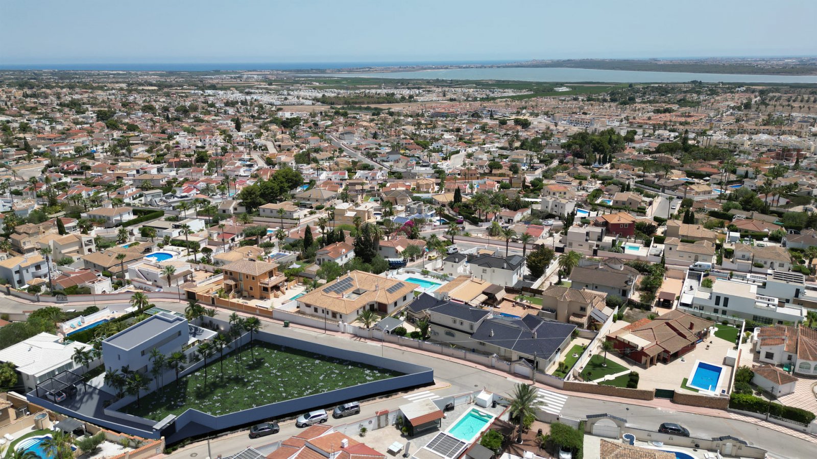 In der charmanten Ciudad Quesada gelegen, bietet diese exklusive Sammlung von vier freistehenden Häusern einen einzigartigen und anspruchsvollen Lebe