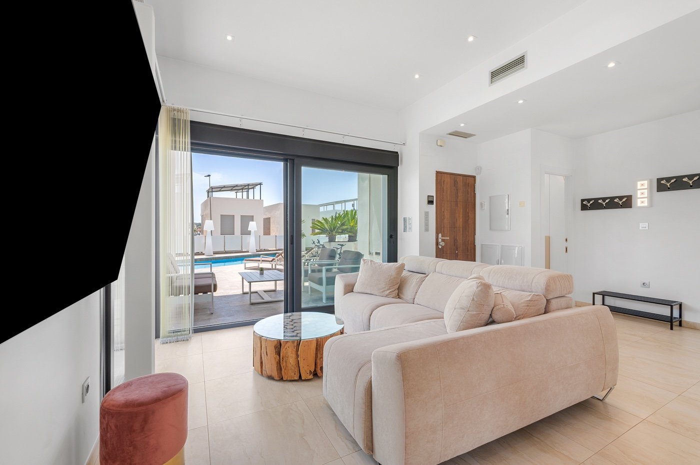 Diese moderne freistehende Villa wurde 2018 erbaut und befindet sich in Villamartín, Orihuela Costa. Mit einer bebauten Fläche von 113 m² auf einem g