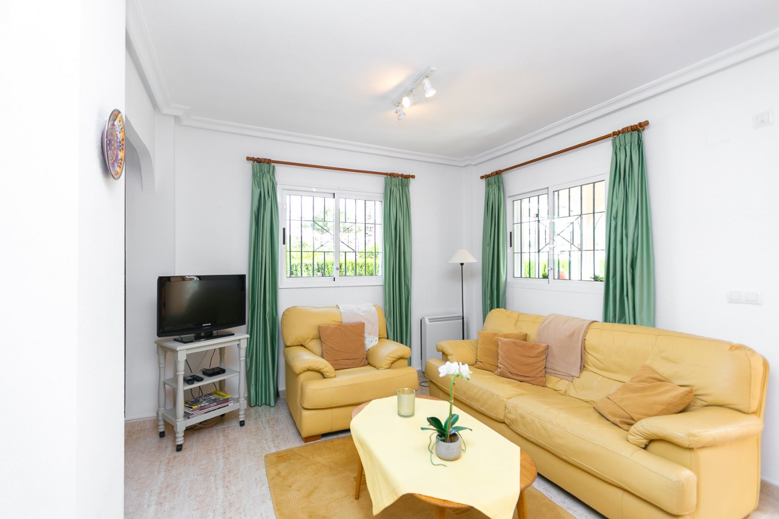 Wir präsentieren Ihnen dieses charmante Quad-Haus mit eigenem Straßenzugang, ideal für alle, die Außenbereich, Komfort und eine hervorragende Lage su