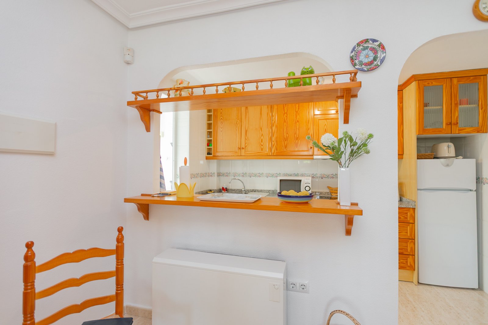 Wir präsentieren Ihnen dieses charmante Quad-Haus mit eigenem Straßenzugang, ideal für alle, die Außenbereich, Komfort und eine hervorragende Lage su