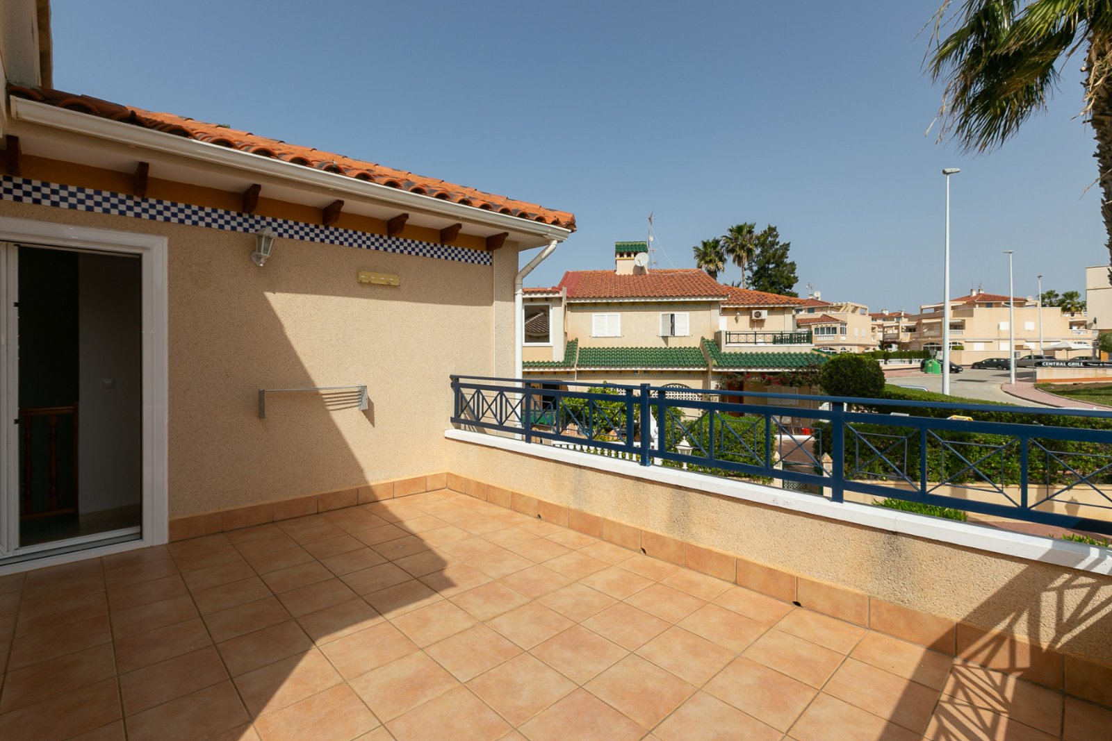 Wir präsentieren Ihnen dieses charmante Quad-Haus mit eigenem Straßenzugang, ideal für alle, die Außenbereich, Komfort und eine hervorragende Lage su