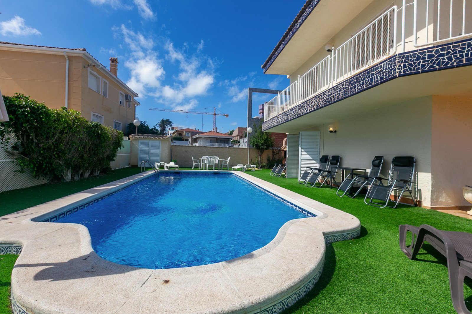 In einer der exklusivsten und begehrtesten Lagen der Orihuela Costa gelegen, befindet sich diese fantastische freistehende Villa nur 47 Meter vom Str