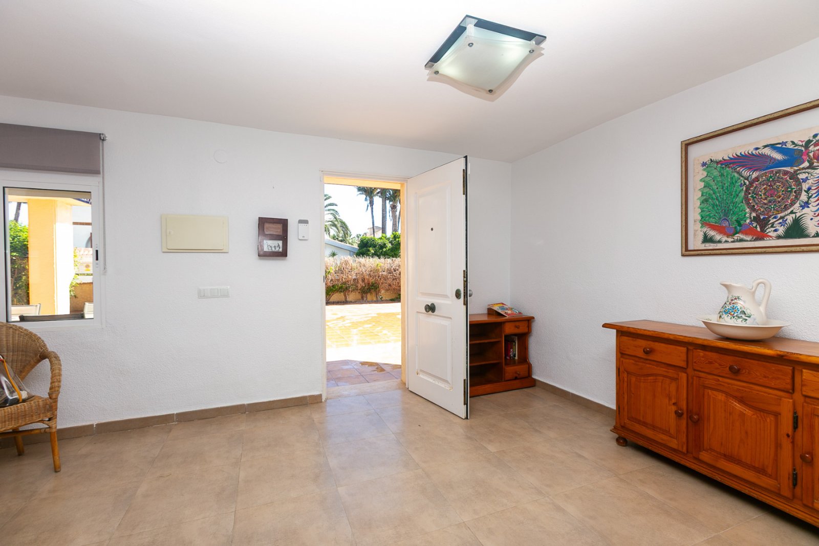 In einer der exklusivsten und begehrtesten Lagen der Orihuela Costa gelegen, befindet sich diese fantastische freistehende Villa nur 47 Meter vom Str