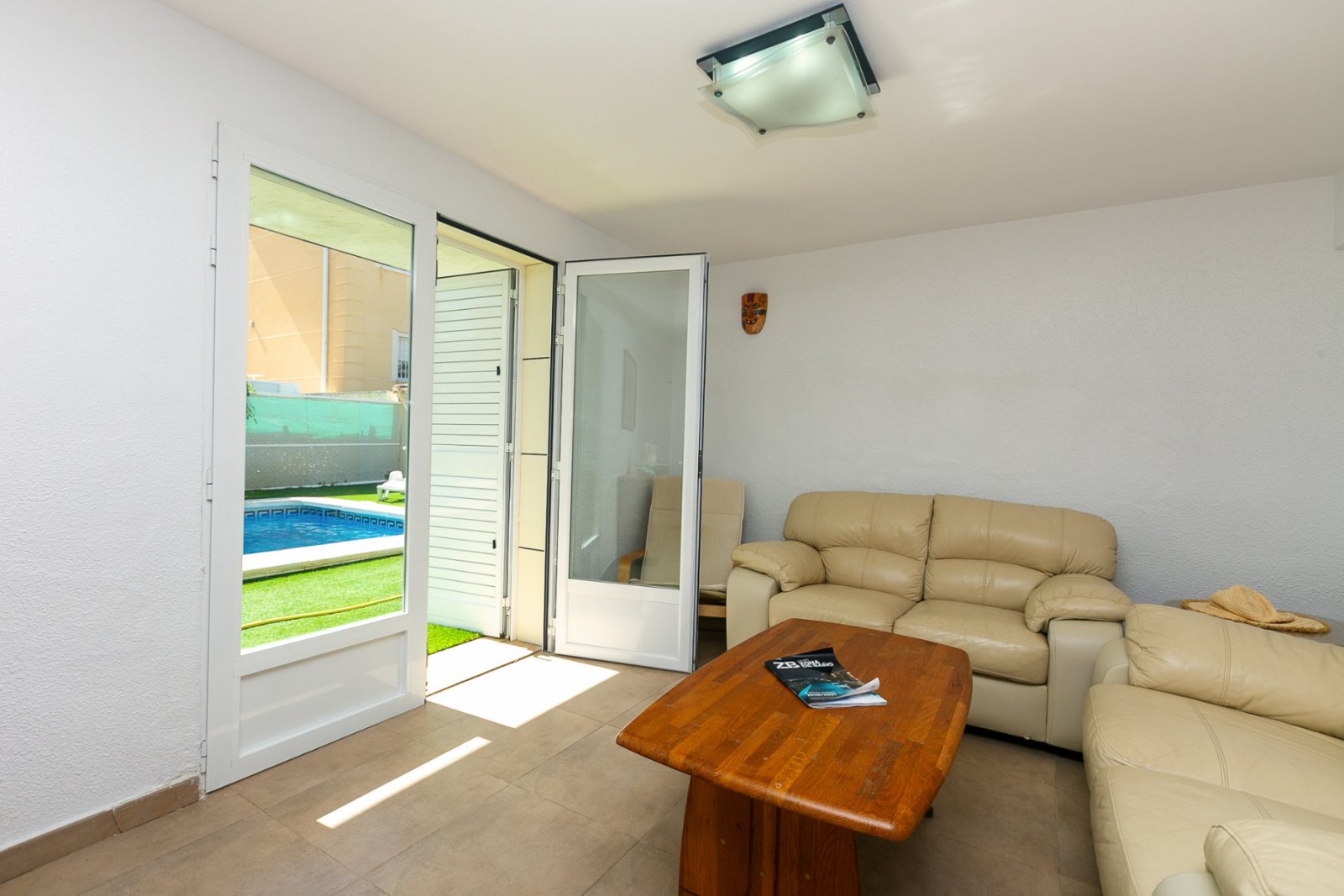 In einer der exklusivsten und begehrtesten Lagen der Orihuela Costa gelegen, befindet sich diese fantastische freistehende Villa nur 47 Meter vom Str