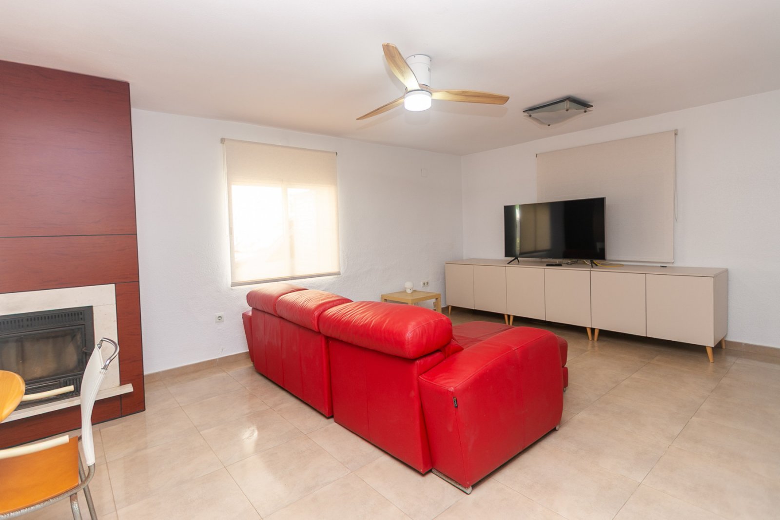 In einer der exklusivsten und begehrtesten Lagen der Orihuela Costa gelegen, befindet sich diese fantastische freistehende Villa nur 47 Meter vom Str