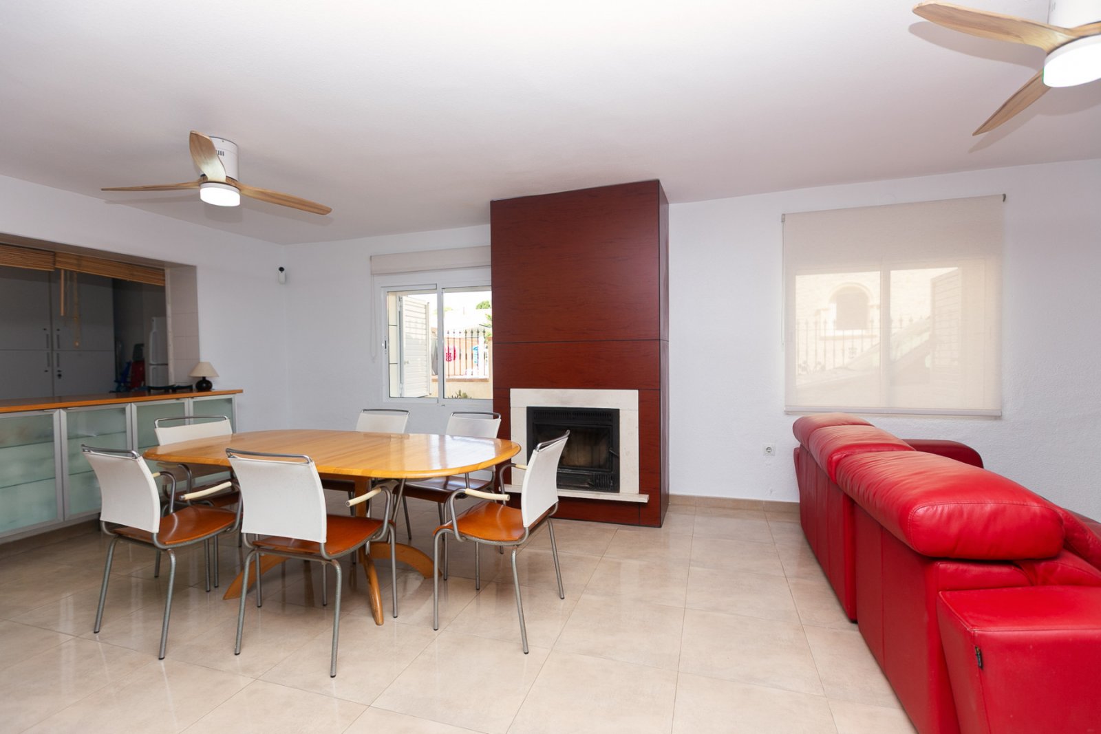 In einer der exklusivsten und begehrtesten Lagen der Orihuela Costa gelegen, befindet sich diese fantastische freistehende Villa nur 47 Meter vom Str
