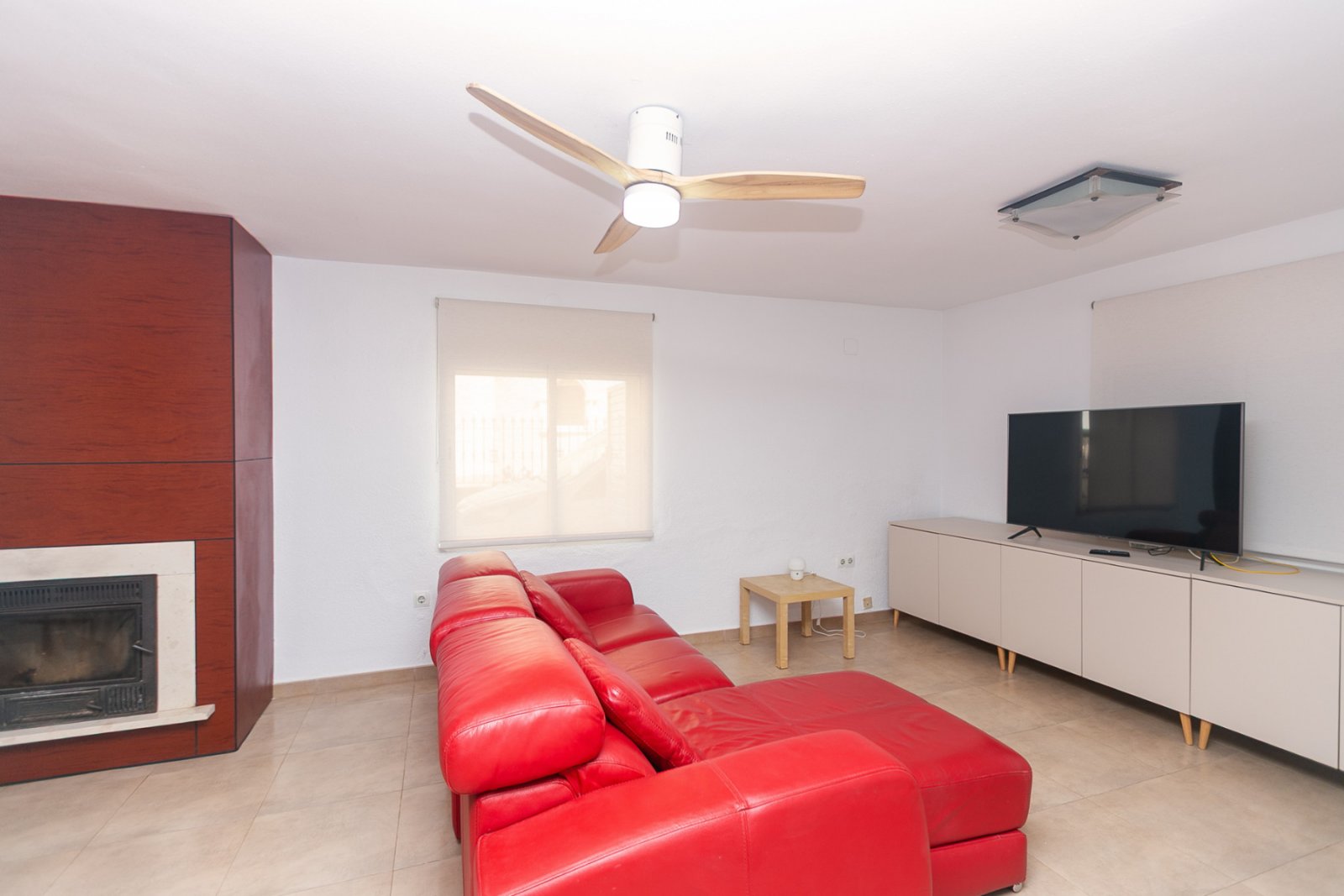 In einer der exklusivsten und begehrtesten Lagen der Orihuela Costa gelegen, befindet sich diese fantastische freistehende Villa nur 47 Meter vom Str