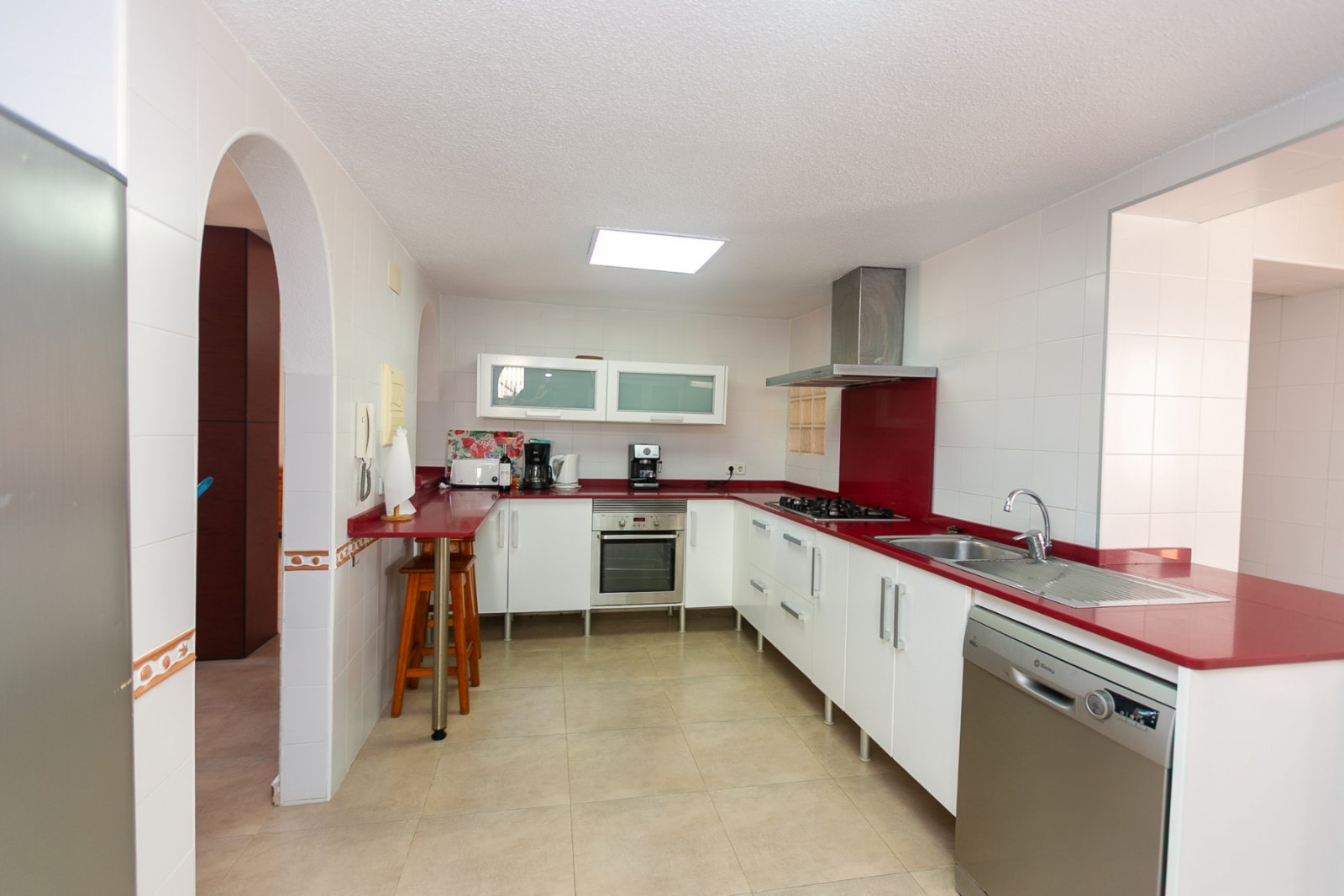 In einer der exklusivsten und begehrtesten Lagen der Orihuela Costa gelegen, befindet sich diese fantastische freistehende Villa nur 47 Meter vom Str