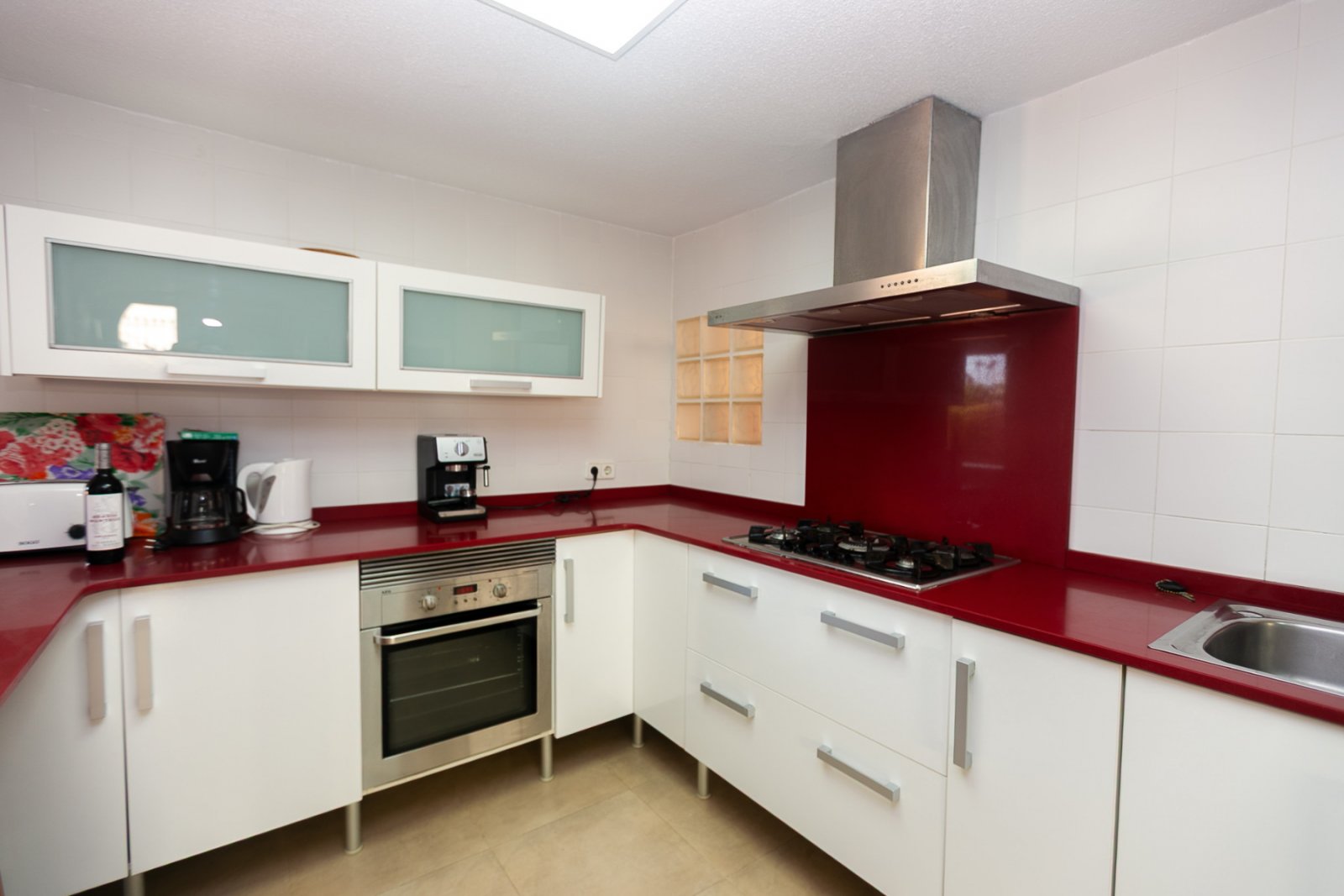 In einer der exklusivsten und begehrtesten Lagen der Orihuela Costa gelegen, befindet sich diese fantastische freistehende Villa nur 47 Meter vom Str