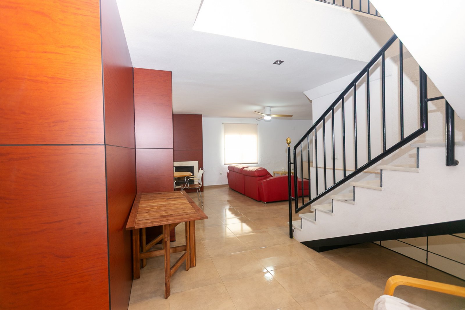 In einer der exklusivsten und begehrtesten Lagen der Orihuela Costa gelegen, befindet sich diese fantastische freistehende Villa nur 47 Meter vom Str