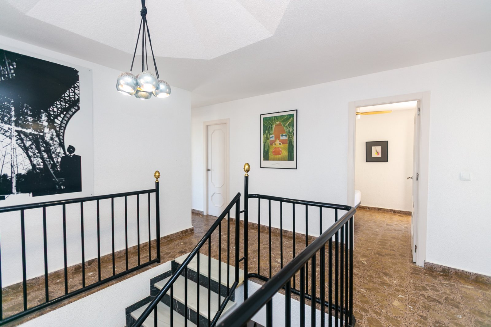 In einer der exklusivsten und begehrtesten Lagen der Orihuela Costa gelegen, befindet sich diese fantastische freistehende Villa nur 47 Meter vom Str