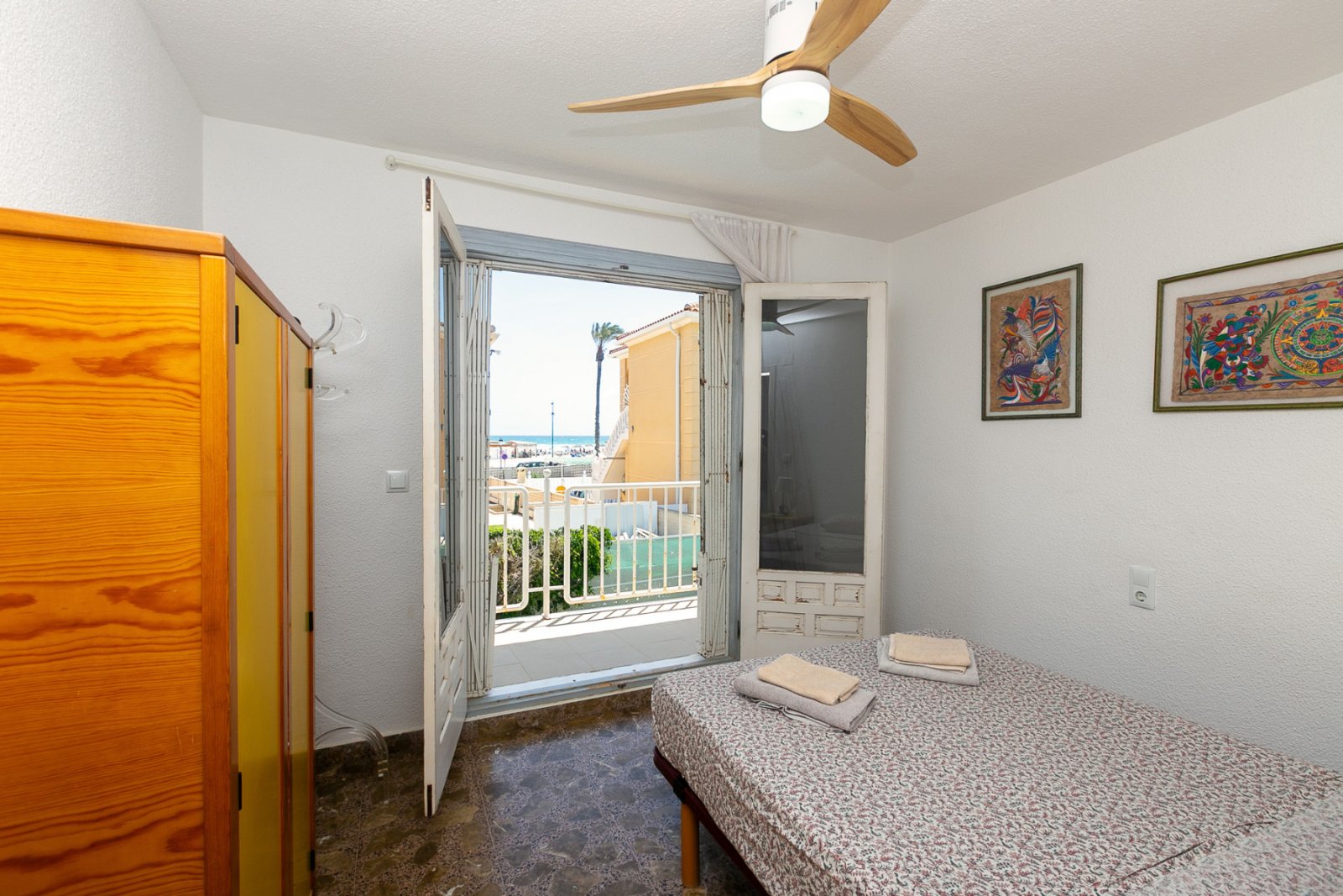 In einer der exklusivsten und begehrtesten Lagen der Orihuela Costa gelegen, befindet sich diese fantastische freistehende Villa nur 47 Meter vom Str