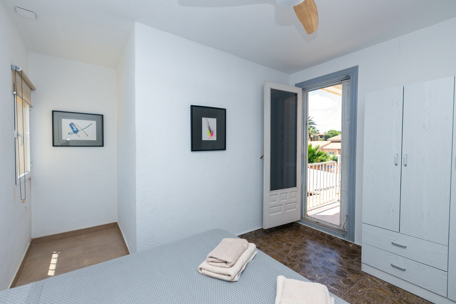 In einer der exklusivsten und begehrtesten Lagen der Orihuela Costa gelegen, befindet sich diese fantastische freistehende Villa nur 47 Meter vom Str