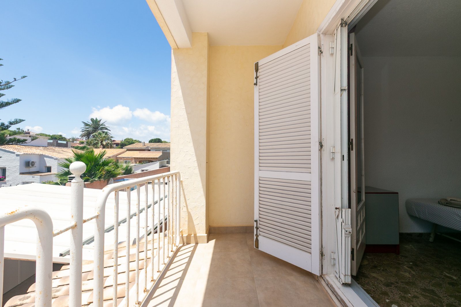 In einer der exklusivsten und begehrtesten Lagen der Orihuela Costa gelegen, befindet sich diese fantastische freistehende Villa nur 47 Meter vom Str