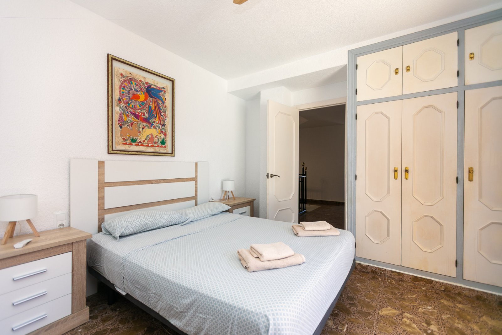 In einer der exklusivsten und begehrtesten Lagen der Orihuela Costa gelegen, befindet sich diese fantastische freistehende Villa nur 47 Meter vom Str