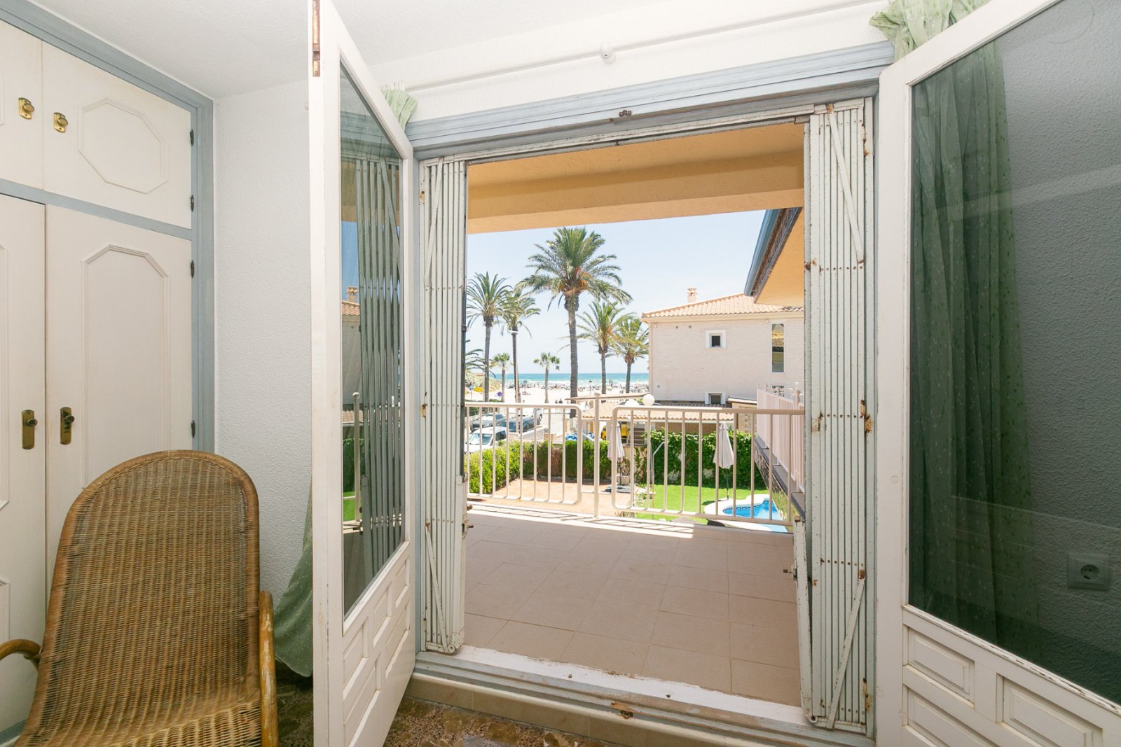 In einer der exklusivsten und begehrtesten Lagen der Orihuela Costa gelegen, befindet sich diese fantastische freistehende Villa nur 47 Meter vom Str