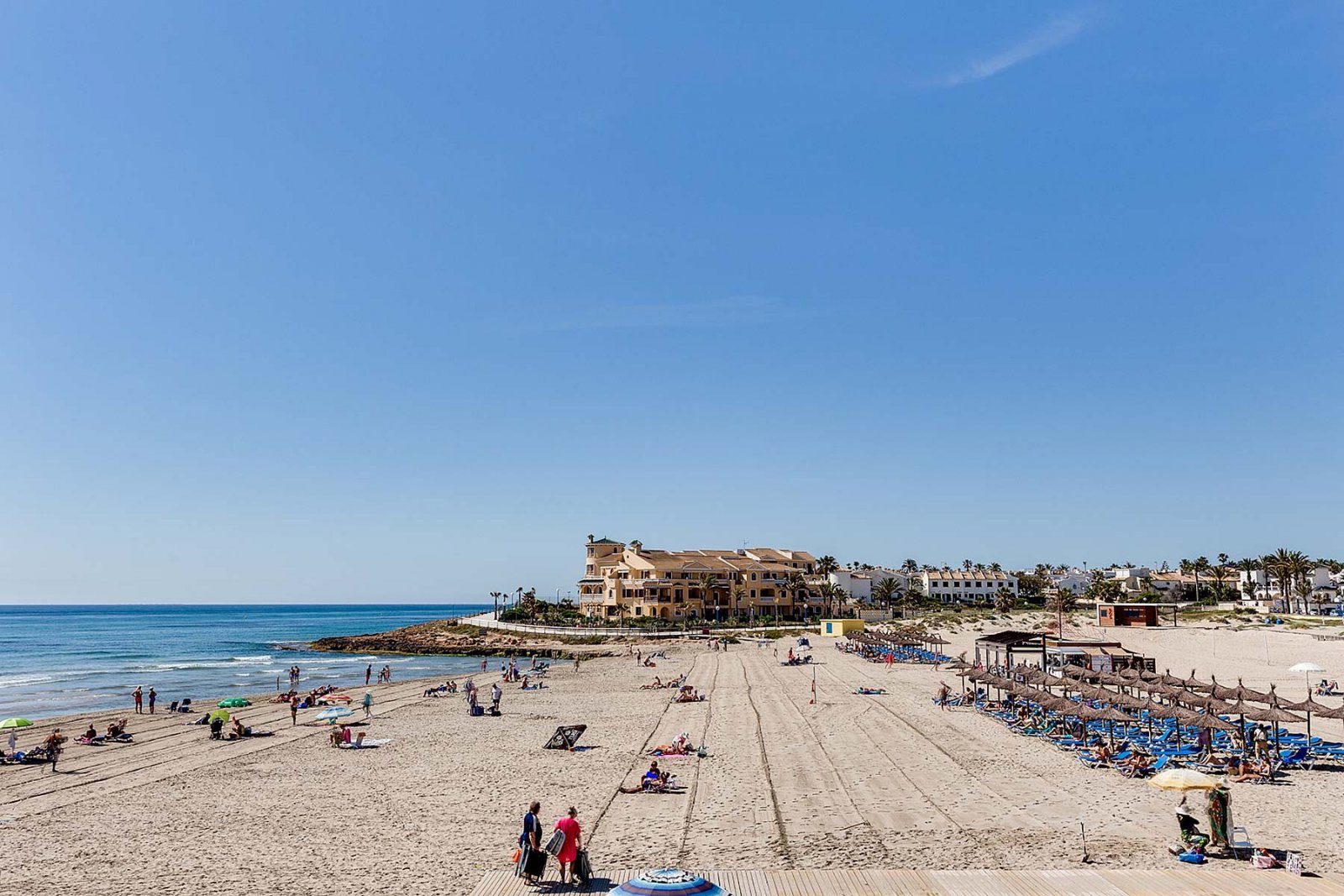  In der prestigeträchtigen Gegend von Orihuela Costa gelegen, bietet diese exklusive freistehende Immobilie eine ideale Umgebung für diejenigen, die e