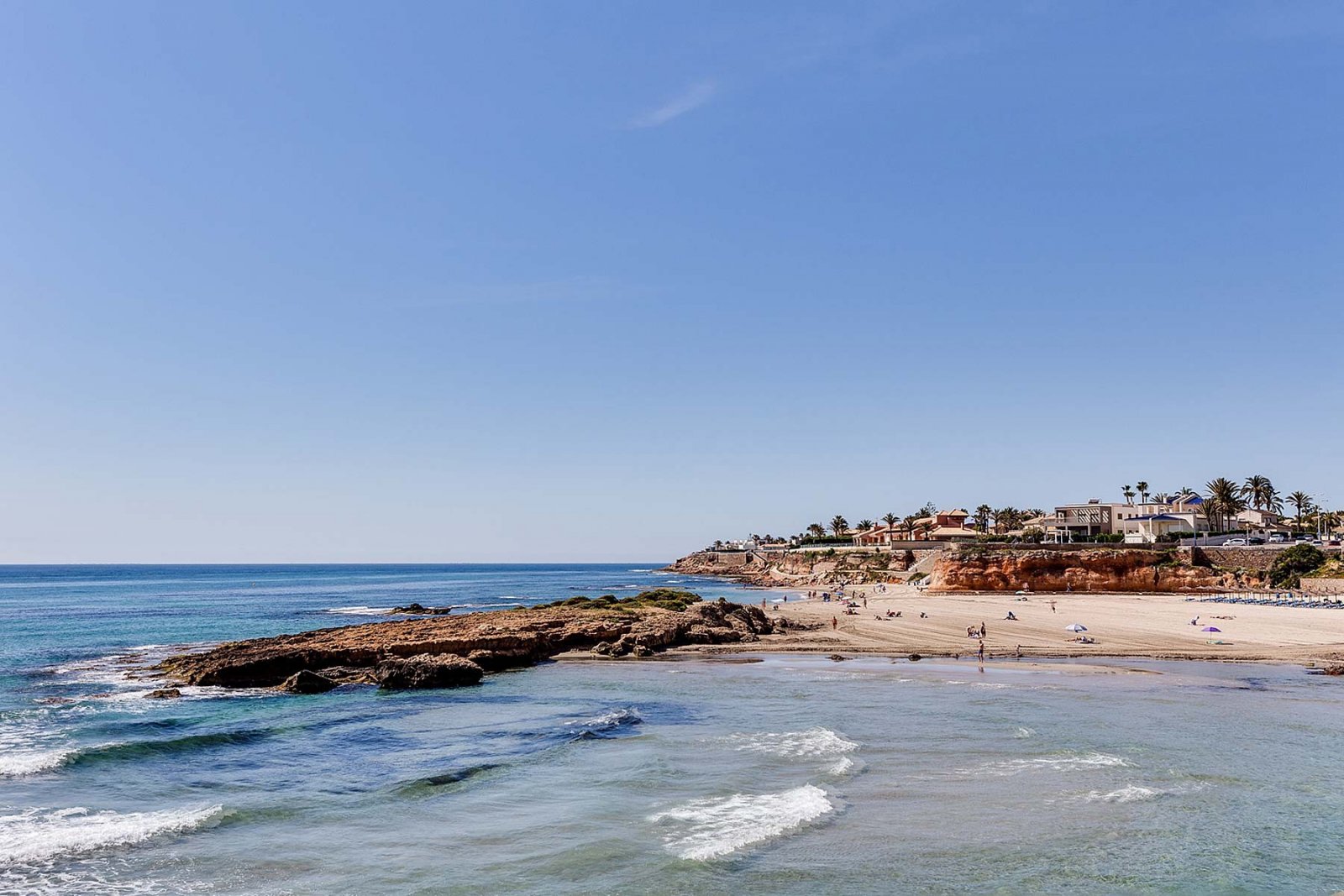  In der prestigeträchtigen Gegend von Orihuela Costa gelegen, bietet diese exklusive freistehende Immobilie eine ideale Umgebung für diejenigen, die e
