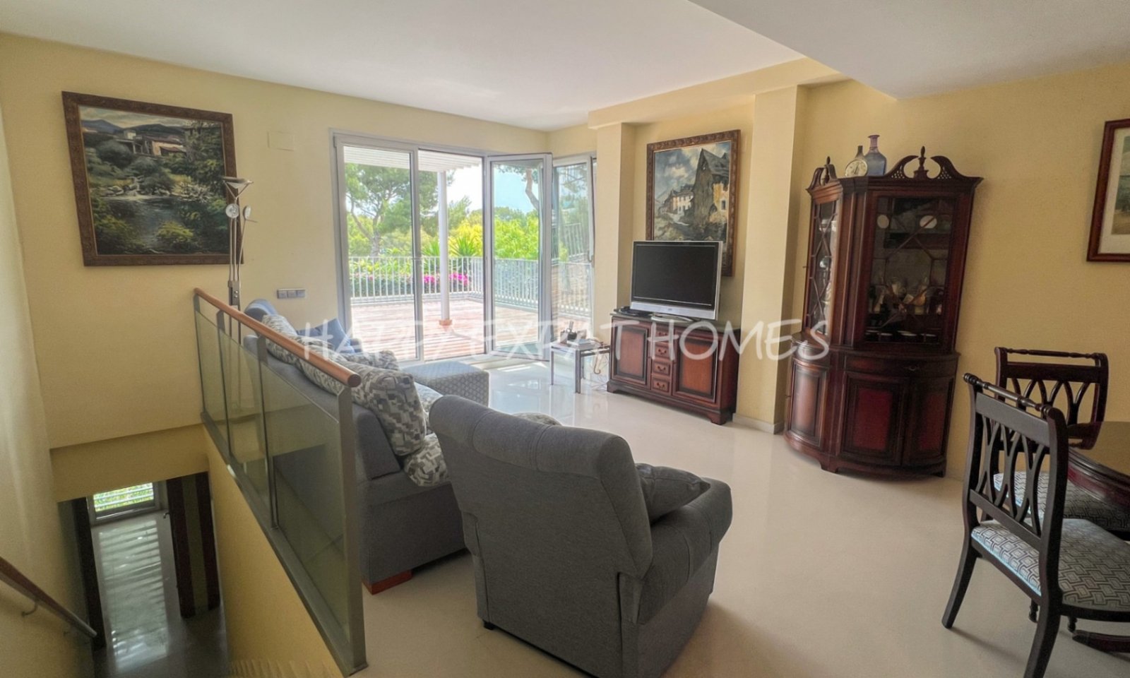 Wir lieben die Urbanisierung Casas del Mar, und dieses Duplex mit fünf Schlafzimmern und seiner wunderbaren Terrasse wird Ihr Herz stehlen.
Von der ge