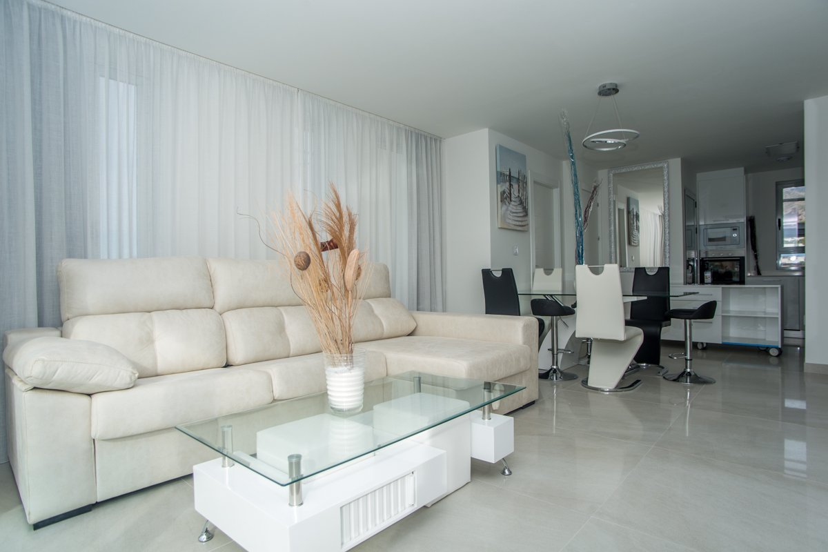 In der wunderschönen Gegend von La Cala gelegen, bietet diese exklusive Wohnanlage eine Auswahl von 14 Immobilien, darunter Apartments und Penthäuser