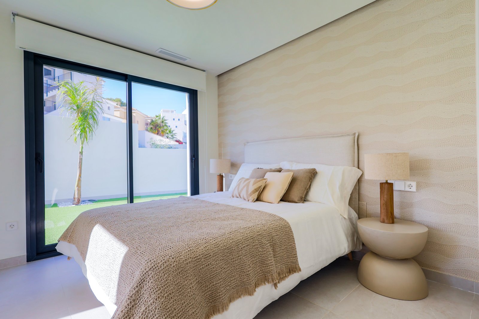In der wunderschönen Gegend von Orihuela Costa gelegen, bietet diese exklusive Villa eine einzigartige Gelegenheit, eine privilegierte Umgebung zu ge