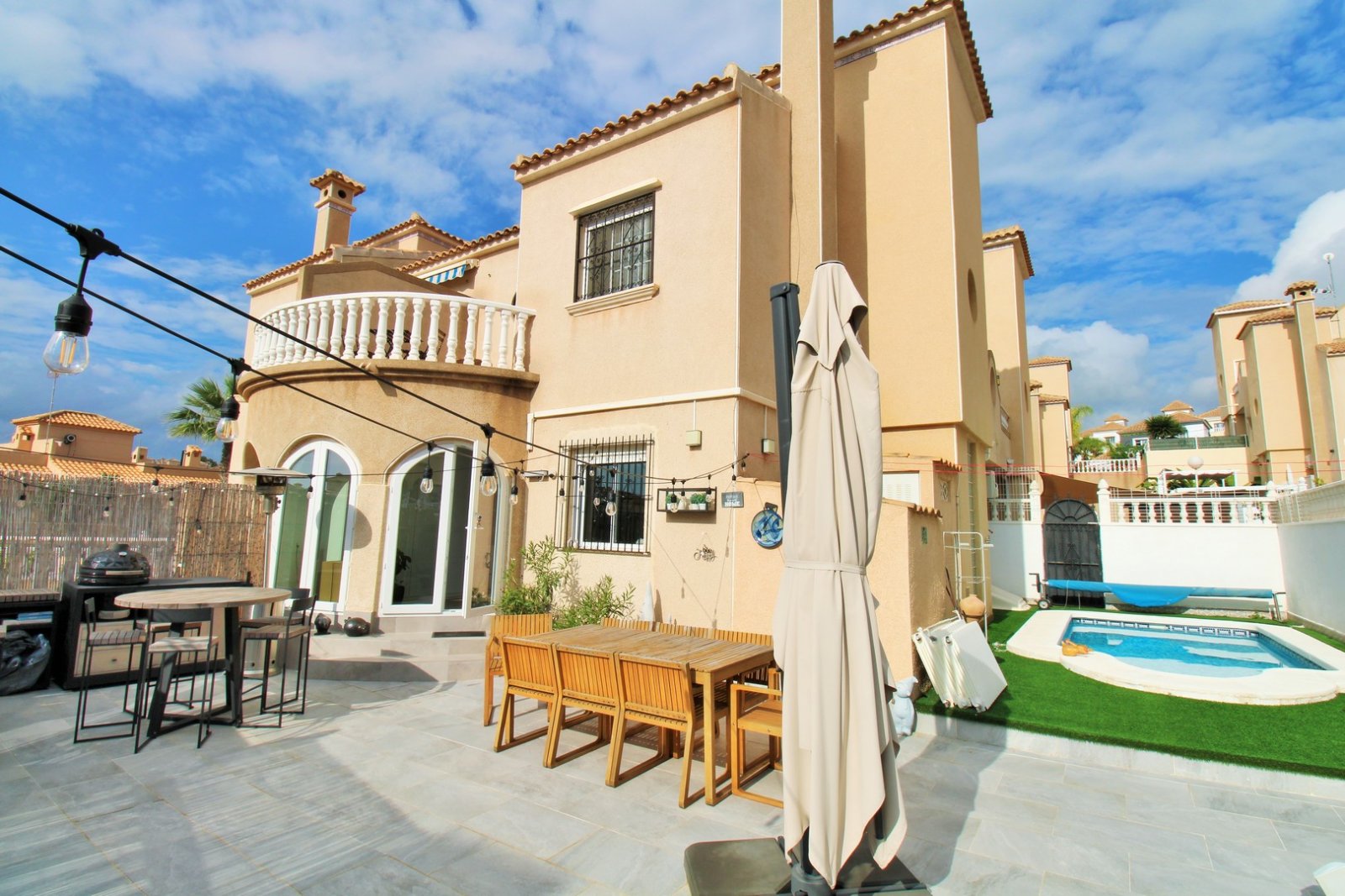 Diese wunderschöne Zodiaco-Quad-Villa befindet sich in der begehrten Wohnanlage Zodiaco V in Villamartin und wurde vollständig und hochwertig renovie