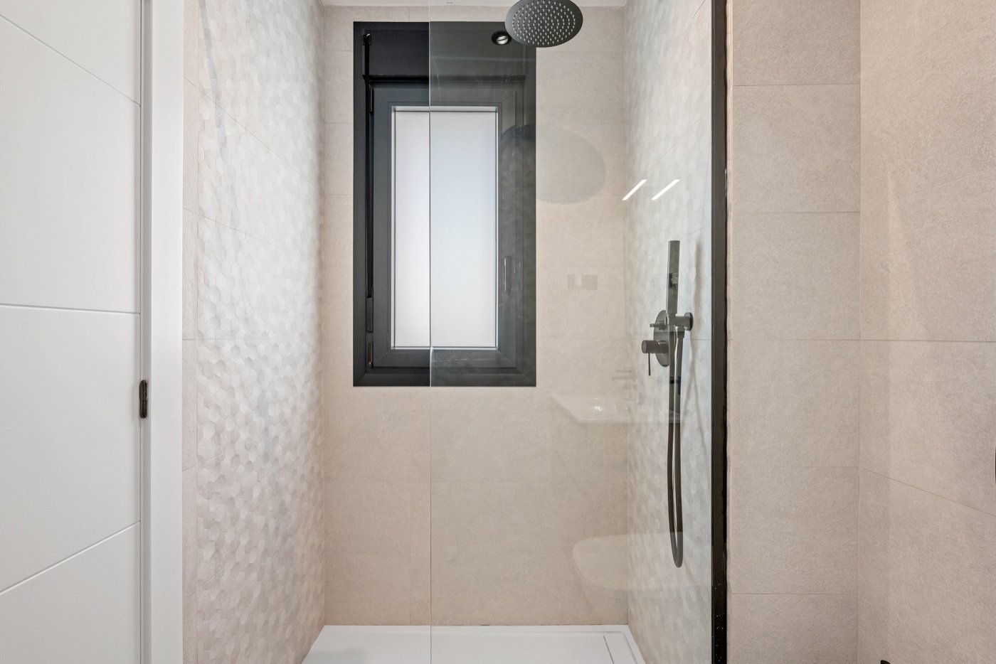   Located in Blue Lagoon, within walking distance of all amenities, is this beautiful villa, originally a show house for the project. This is immediat