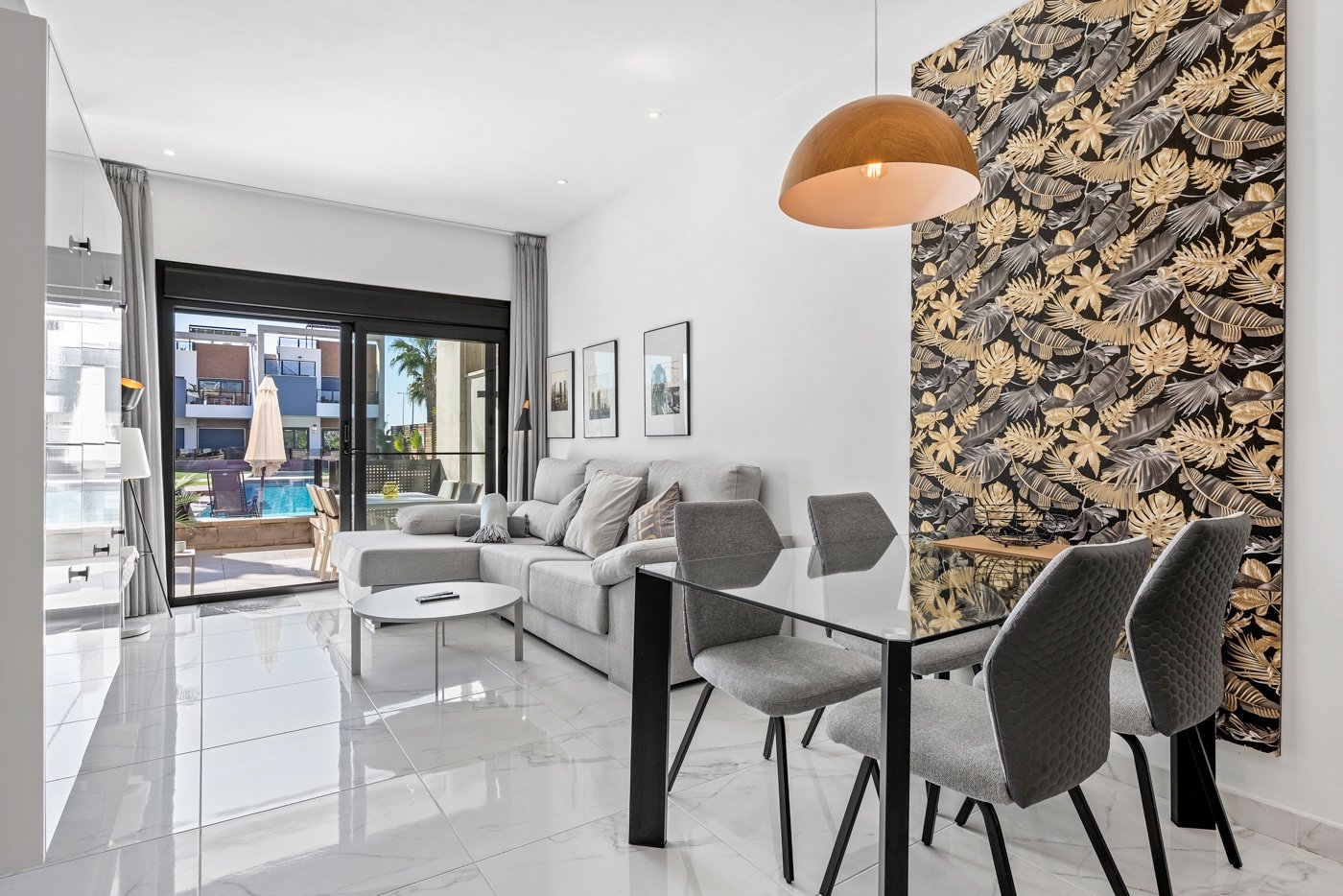 Ground floor apartment in El Raso, Guardamar del Segura
This beautiful south-facing ground-floor apartment is located in a modern residen