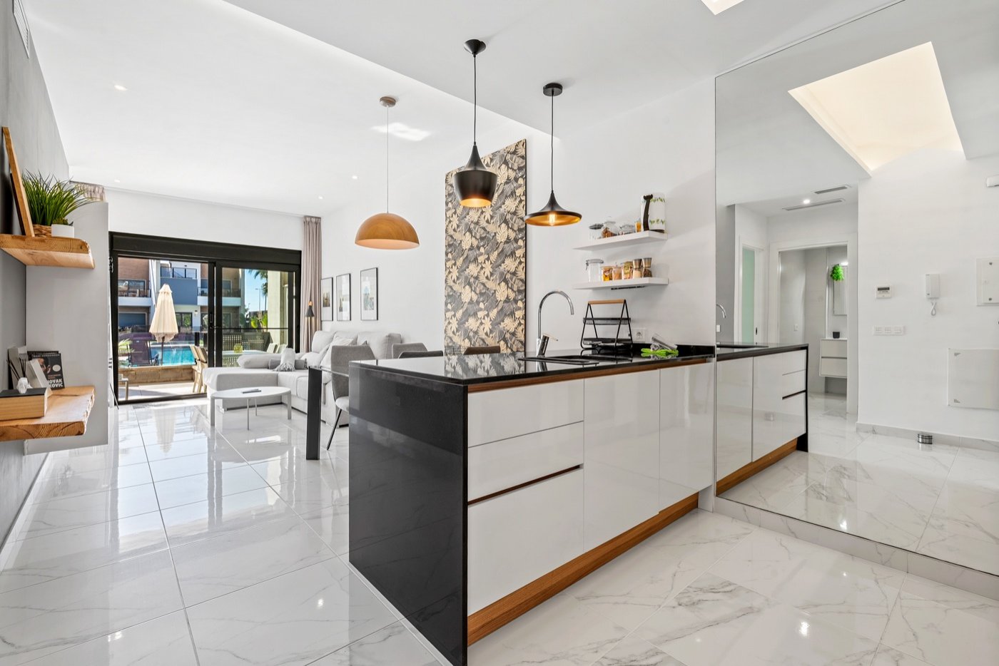 Ground floor apartment in El Raso, Guardamar del Segura
This beautiful south-facing ground-floor apartment is located in a modern residen
