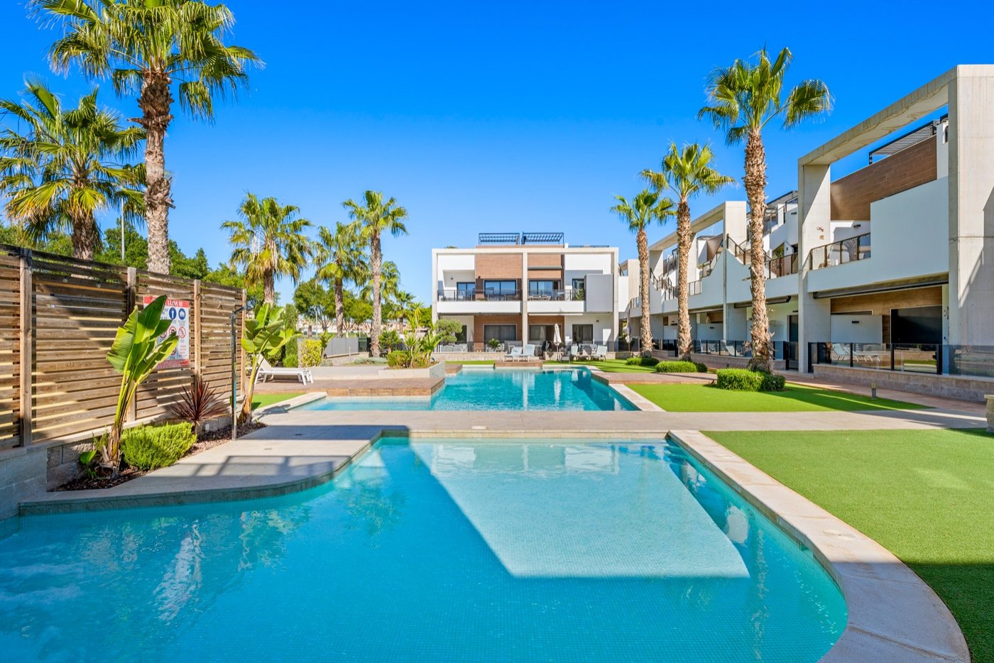 Ground floor apartment in El Raso, Guardamar del Segura
This beautiful south-facing ground-floor apartment is located in a modern residen