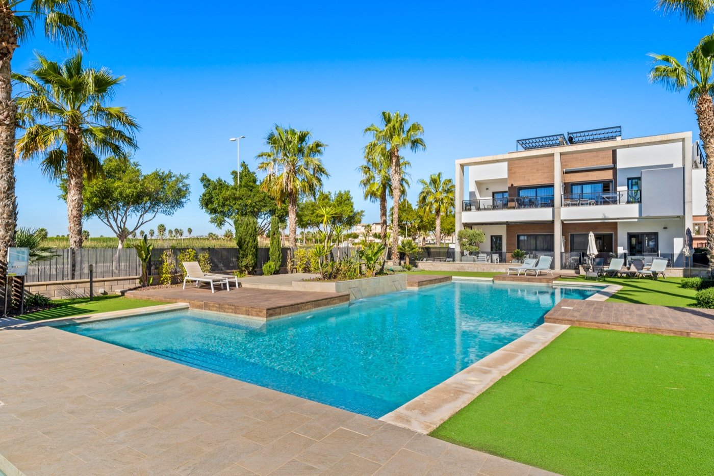 Ground floor apartment in El Raso, Guardamar del Segura
This beautiful south-facing ground-floor apartment is located in a modern residen