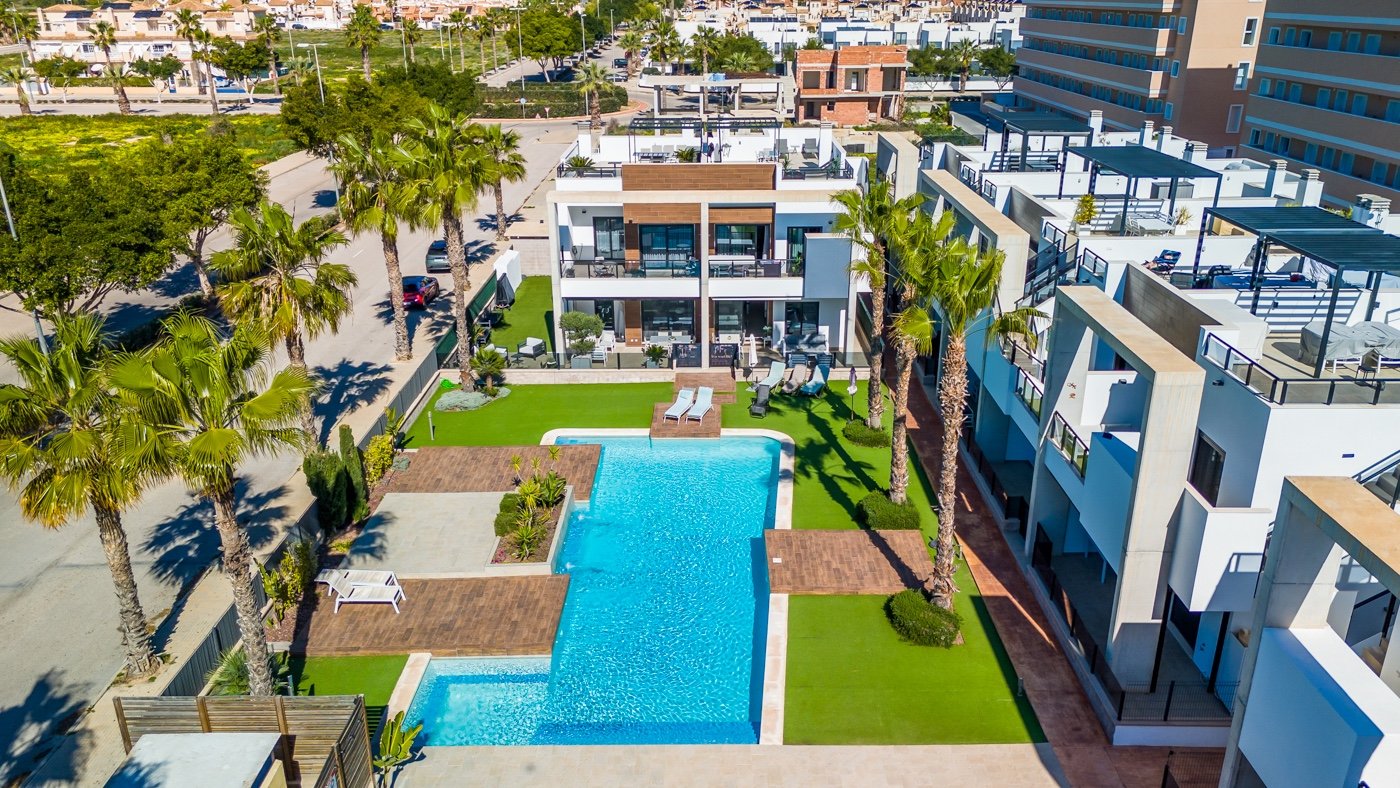 Ground floor apartment in El Raso, Guardamar del Segura
This beautiful south-facing ground-floor apartment is located in a modern residen