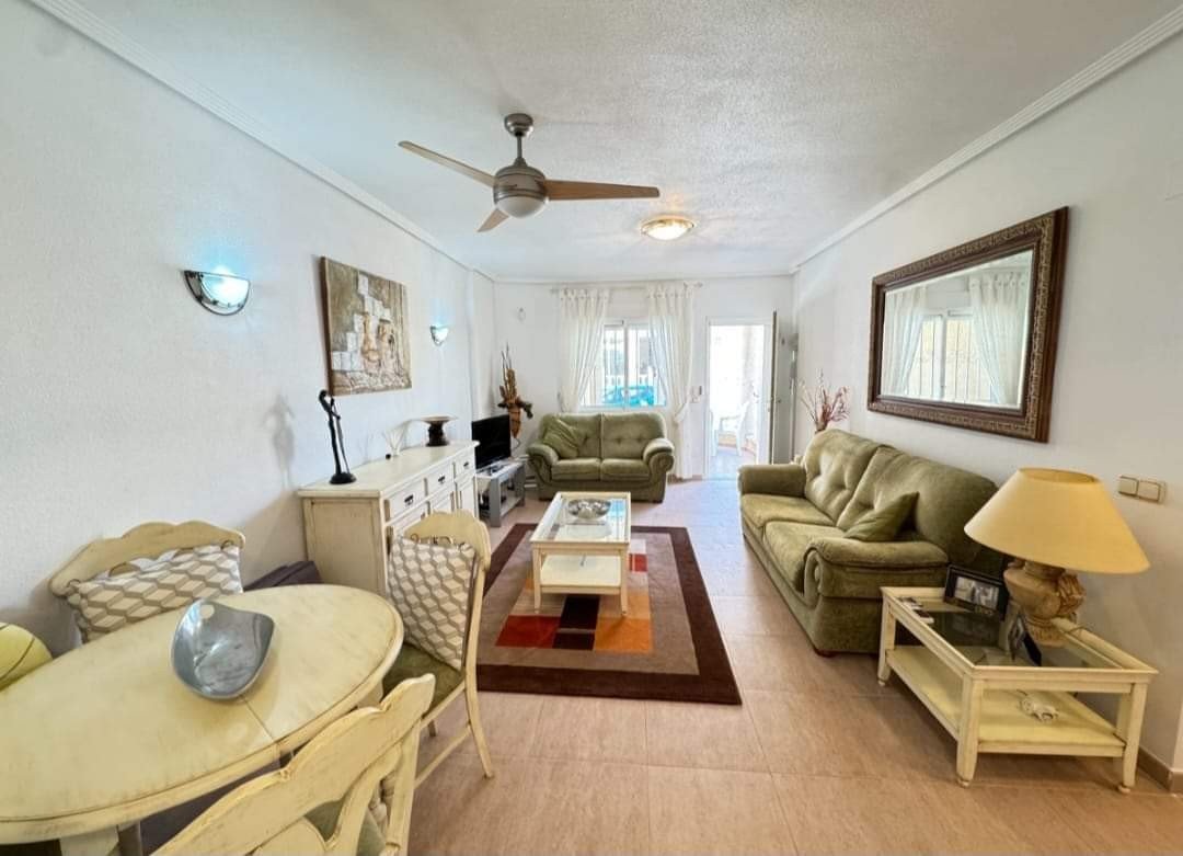 Enjoy the best of the Costa Blanca in this charming ground-floor apartment, ideally situated in the popular Villamartin. This move-in ready property