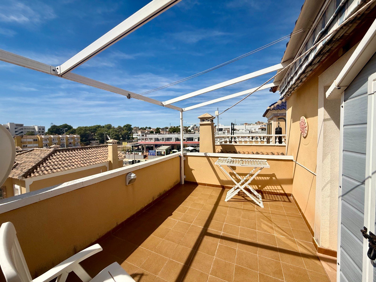 For sale: charming detached villa located in the Costa Dorada III residential complex, in the Las Filipinas area of Villamartín. The property offers