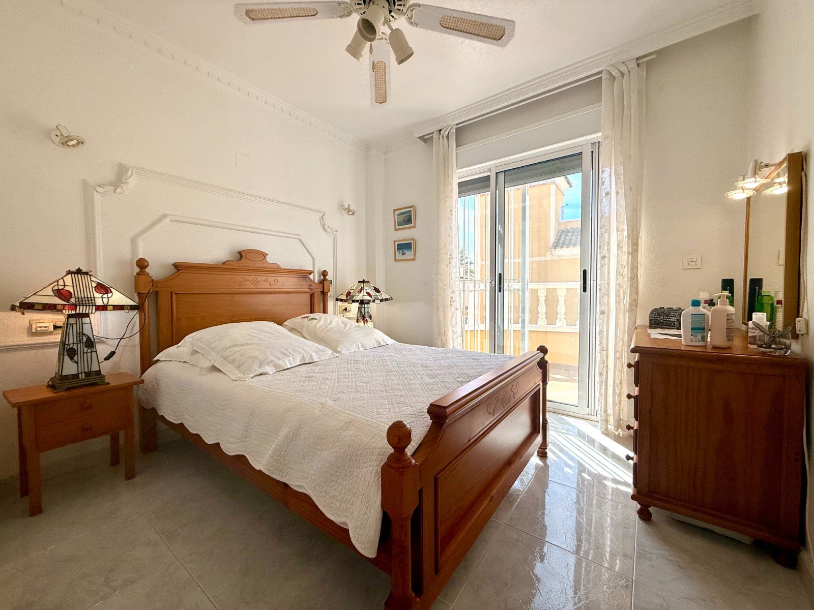 For sale: charming detached villa located in the Costa Dorada III residential complex, in the Las Filipinas area of Villamartín. The property offers