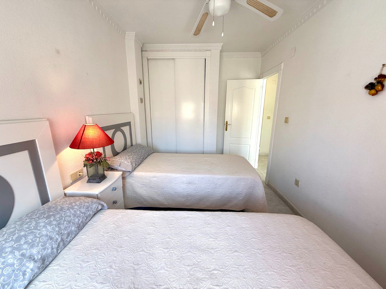 For sale: charming detached villa located in the Costa Dorada III residential complex, in the Las Filipinas area of Villamartín. The property offers